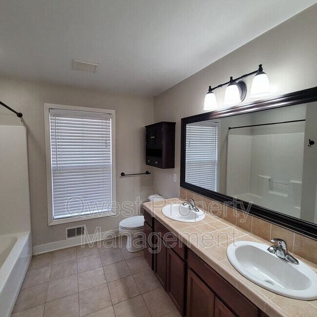 Building Photo - 79 River St