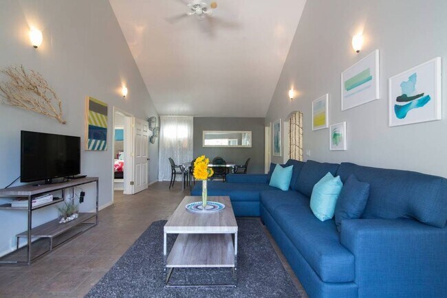 Building Photo - Gorgeous Upstairs unit with downtown view private deck