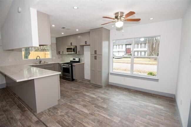 Building Photo - 2302 Cades Cove Dr