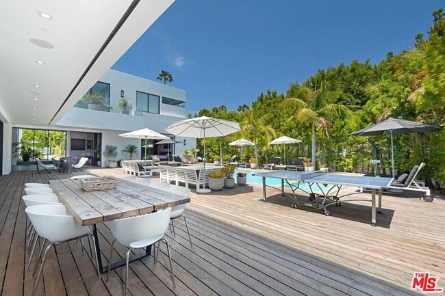 Building Photo - 9570 Sunset Blvd