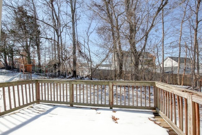 Building Photo - Cozy 3 bd 2 bath in the heart of Clarksville.  Fresh paint and Flooring!