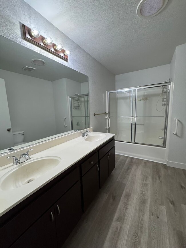 Building Photo - Newly Renovated Large Open Plan Home Avail...