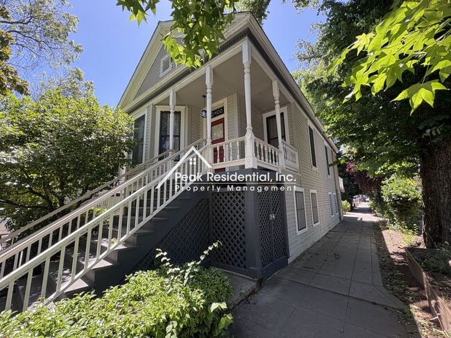 Building Photo - Furnished 1bd/1ba Midtown Duplex!