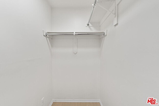 Building Photo - 1128 Irolo St