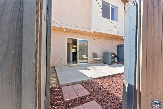 Building Photo - 1160 Rosas St