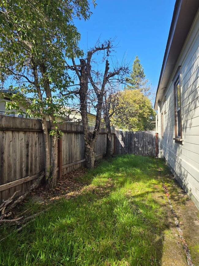 Building Photo - West Side Petaluma Near Down Town  - 2 Bedroom 1 Bathroom