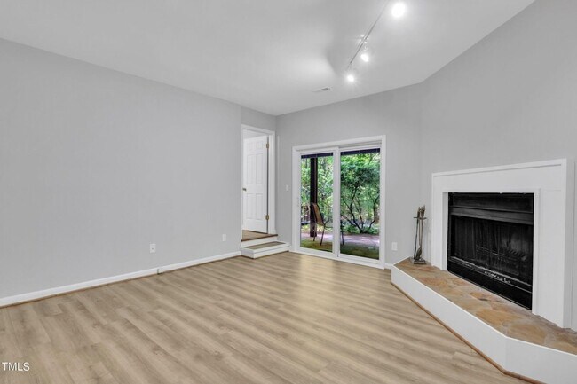 Building Photo - Spacious and Renovated 3BR Townhome in Cha...