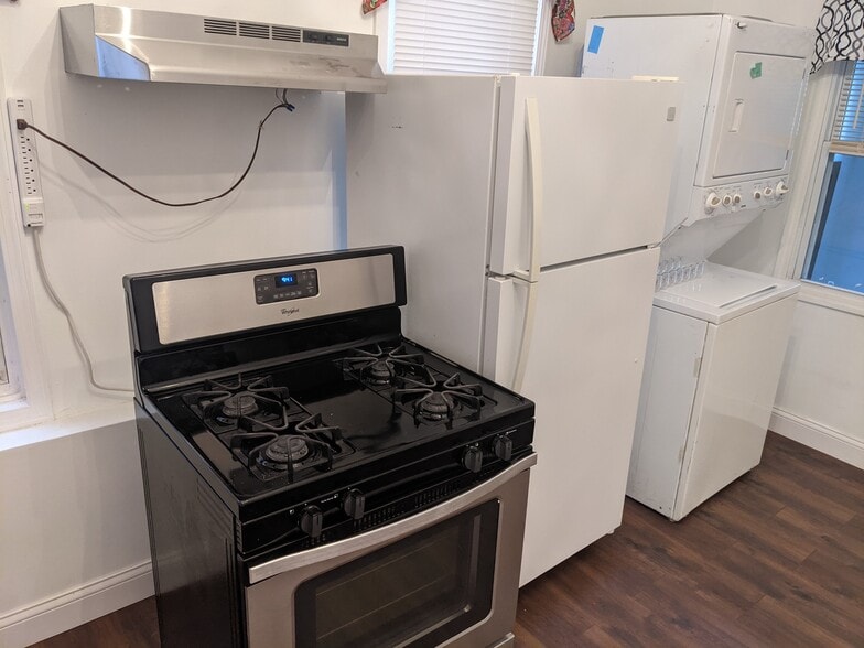 Stove, refrigerator, and washer/dryer - 2455 W Cortland St