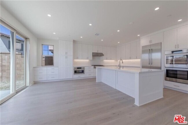 Building Photo - 113 Escala