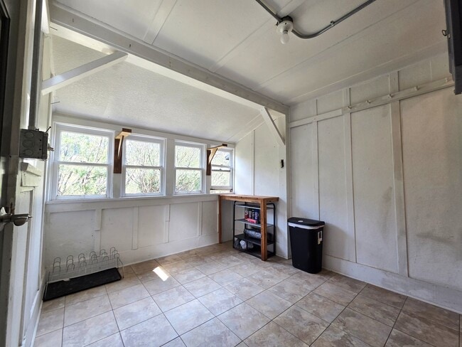 Building Photo - 5782 Bridger Canyon Rd