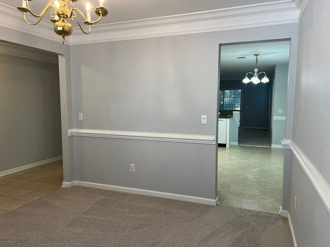 Building Photo - Three Bedroom Home in Pinecrest with Garage