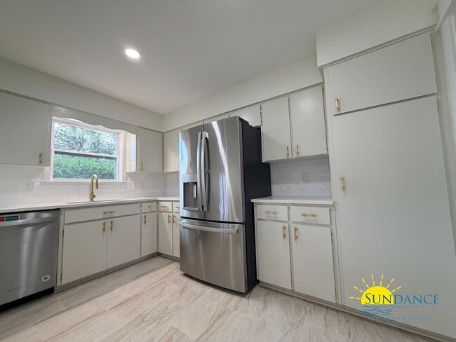 Building Photo - Beautifully Renovated 4BR Home with Private Pool in Fort Walton Beach!