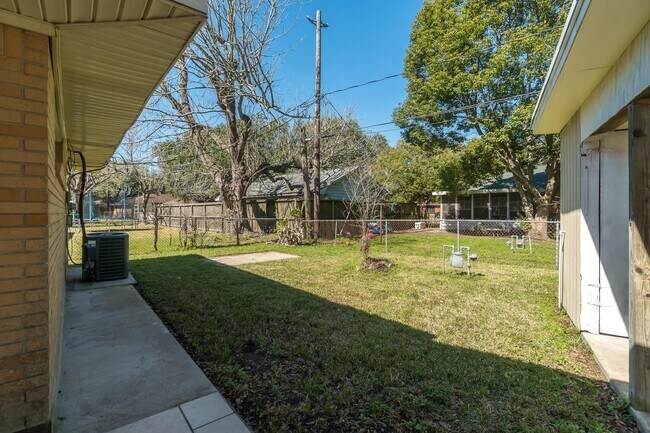 Building Photo - 1706 Colby Dr