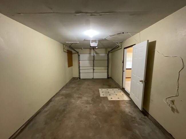Building Photo - 3 Bed, 1 1/2 Bath, 1 Car Garage