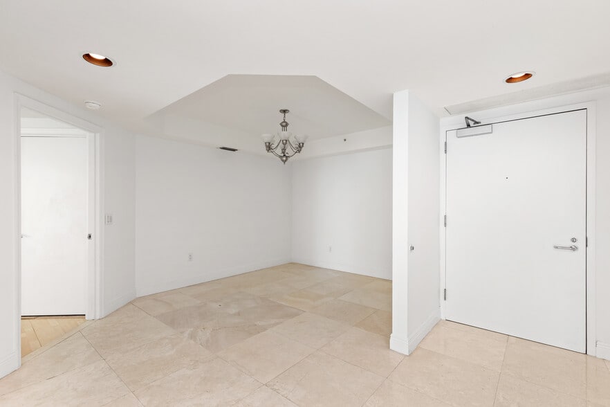 Building Photo - 16400 Collins Ave