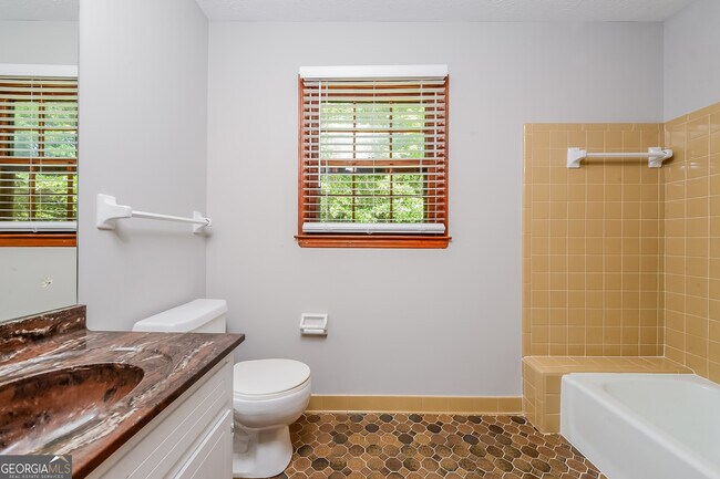 Building Photo - 3445 Colony Dr SE