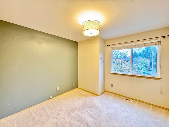 Building Photo - Great 3 Bed 2.5 Bath Home for rent