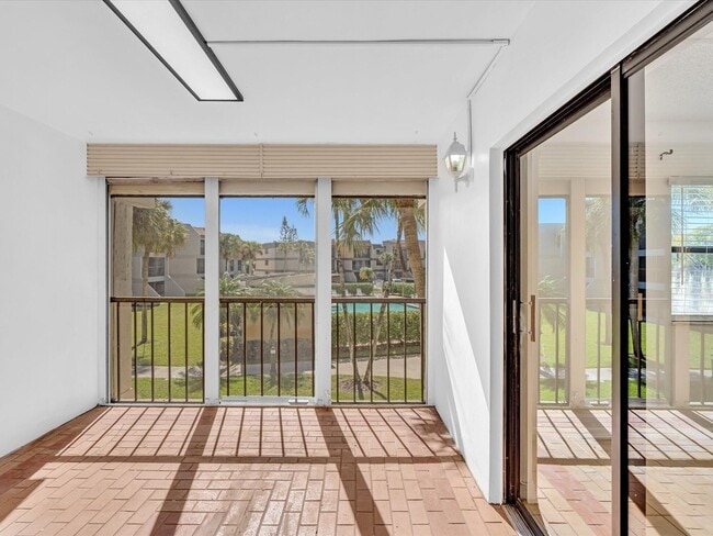 Building Photo - 220 Lakeview Dr