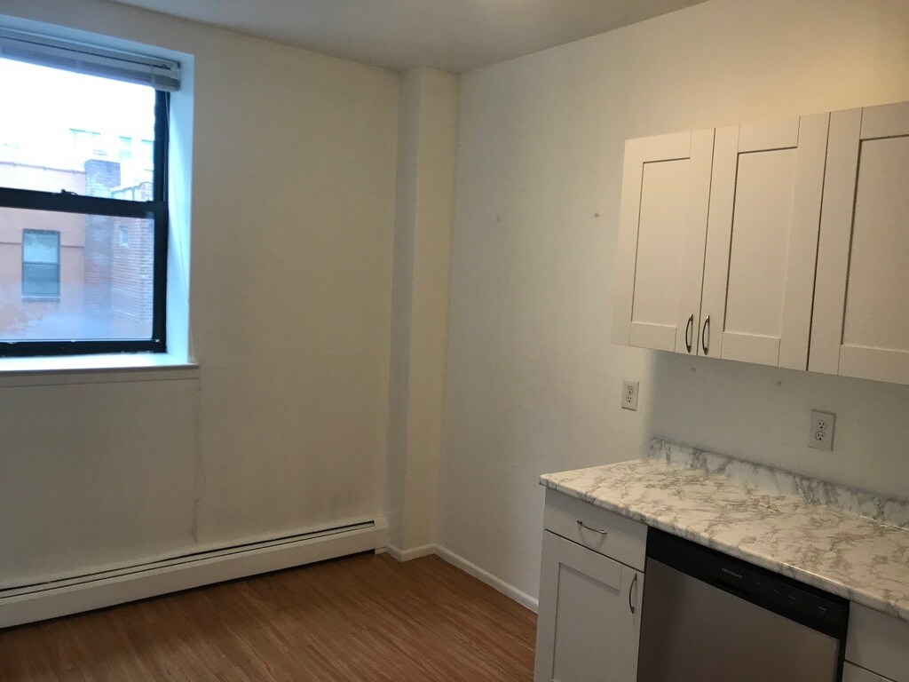 Building Photo - 137 W 110th St