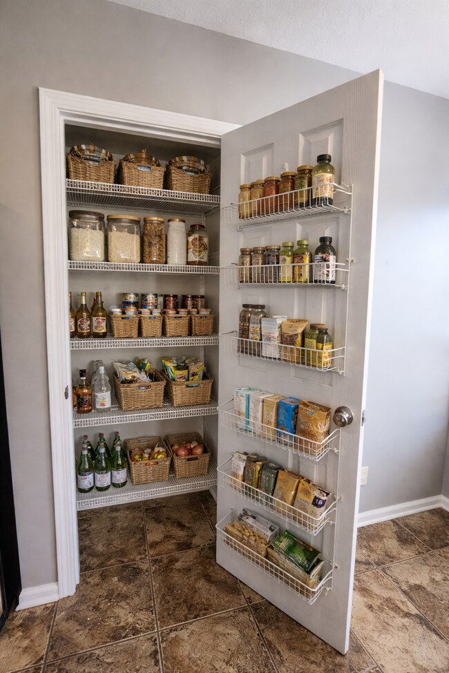 Building Photo - $2500 - 5 Bedrooms 3 Baths + Bonus Room