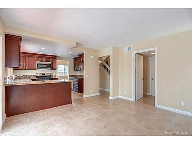 Building Photo - 3 Bedroom 2.5 Bath Home Near Lake Calavera!