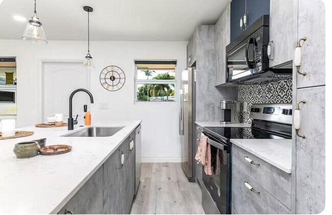 Building Photo - 2648 NW 9th Ln