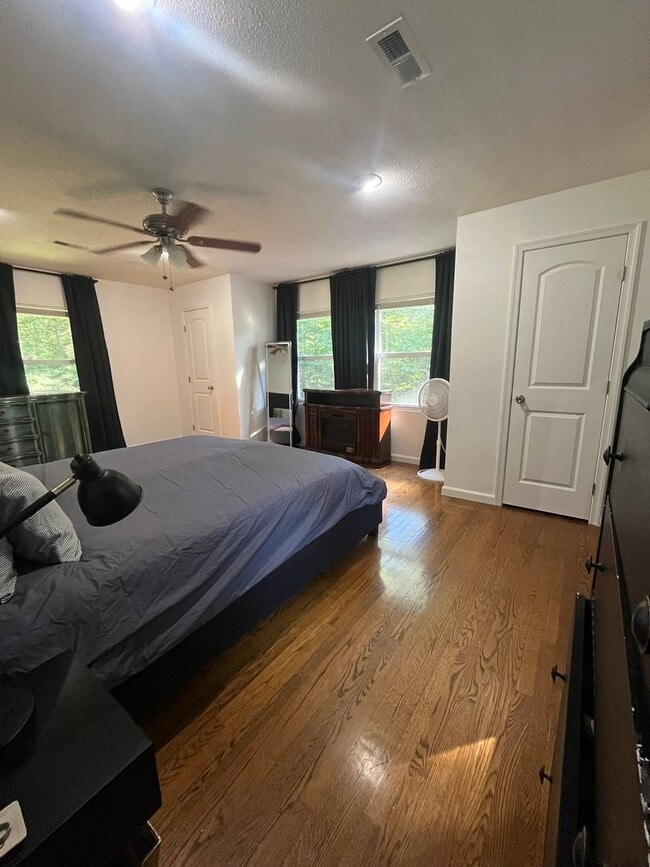 Building Photo - Gorgeous private home in Altavista!