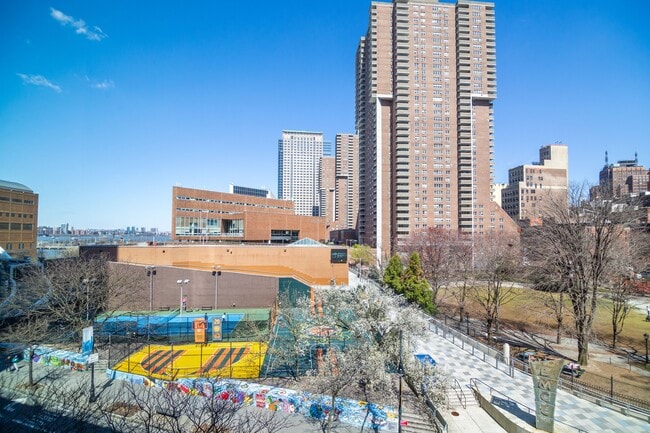 Building Photo - 200 Chambers St