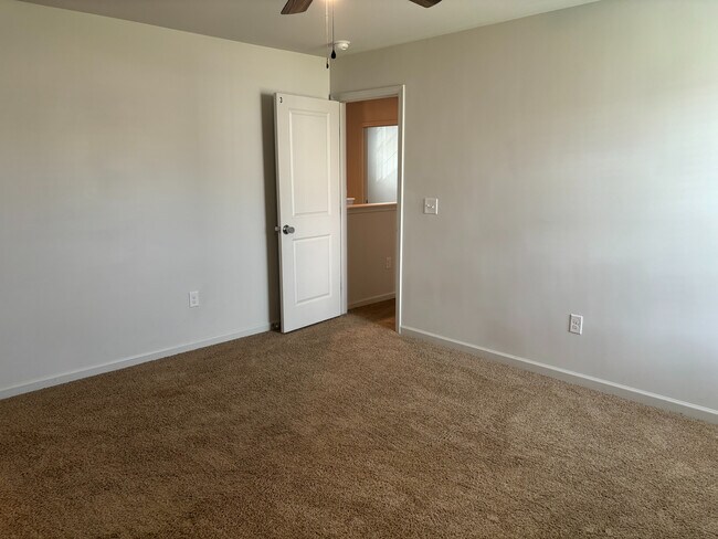 Building Photo - Room in Single Family Home on N Great White Way