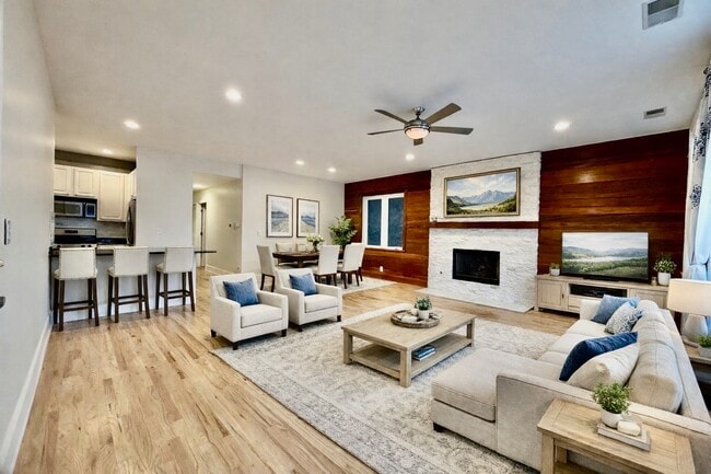 Building Photo - 3015 N Ashland Ave