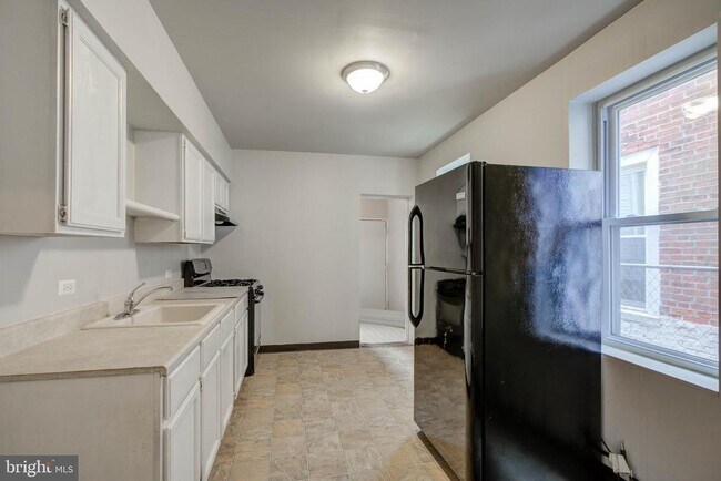 Building Photo - 2069 E Monmouth St