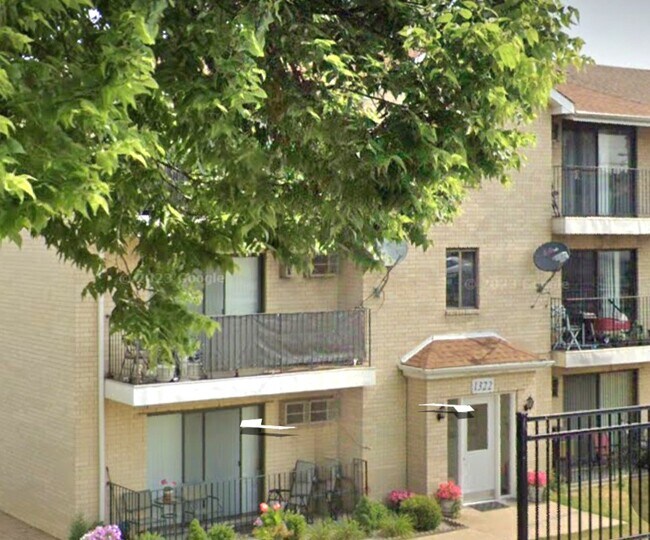 Spacious 2nd floor with Balcony Condo - 1322 E 9th St