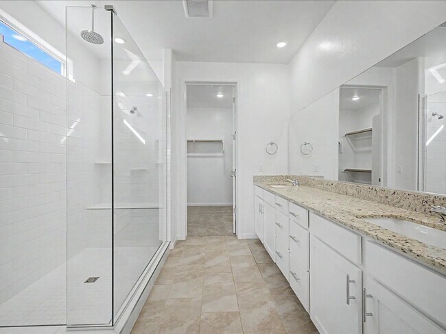Building Photo - Spacious & Modern 4-Bedroom Home with Stunning Features!