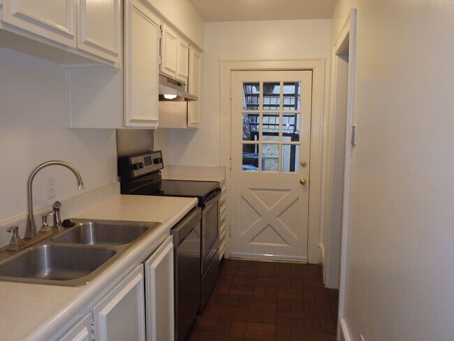 Building Photo - 433 Barnard St