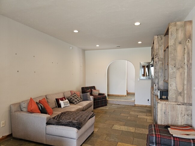 Building Photo - 6748 Henrys Rd