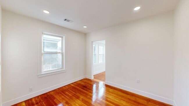 Building Photo - 391 Linwood Ave