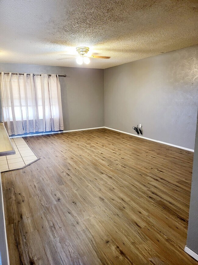 Building Photo - 4017 Eastridge Dr