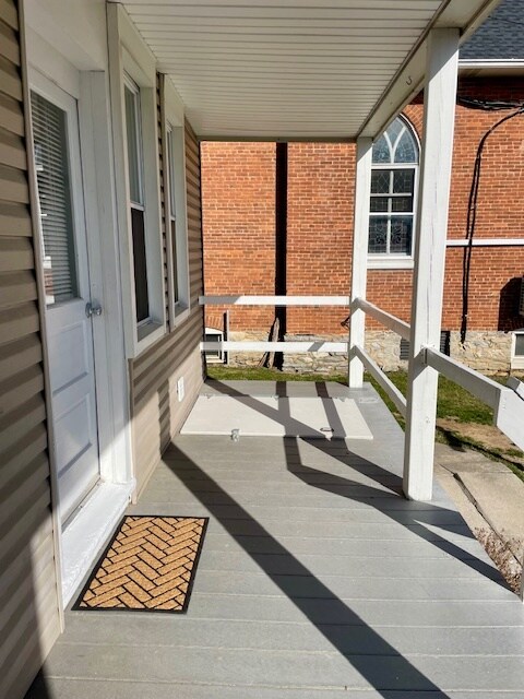 Building Photo - 406 Main St