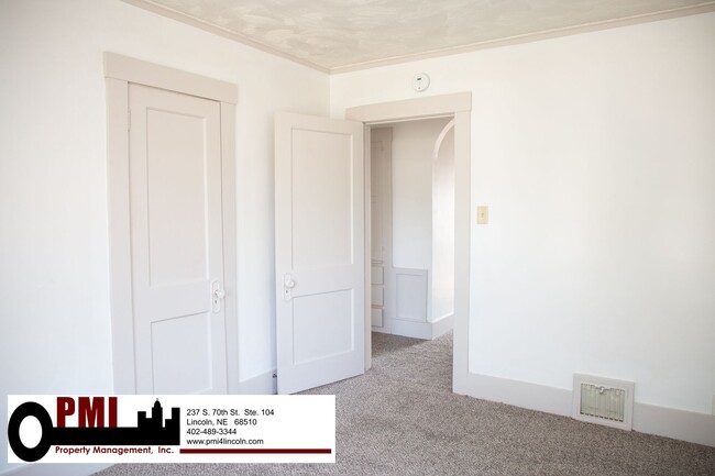 Building Photo - 4 Bedroom, 1.5 bathroom House For Rent; Av...