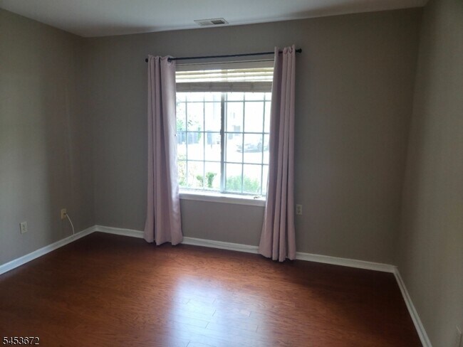 Building Photo - 67 Village Dr