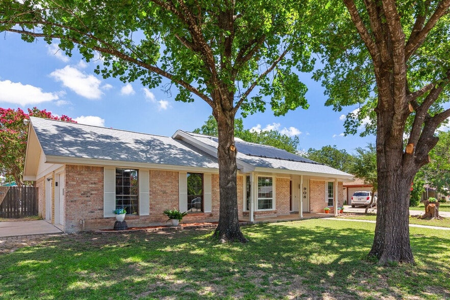 Building Photo - 908 Green Meadow Dr