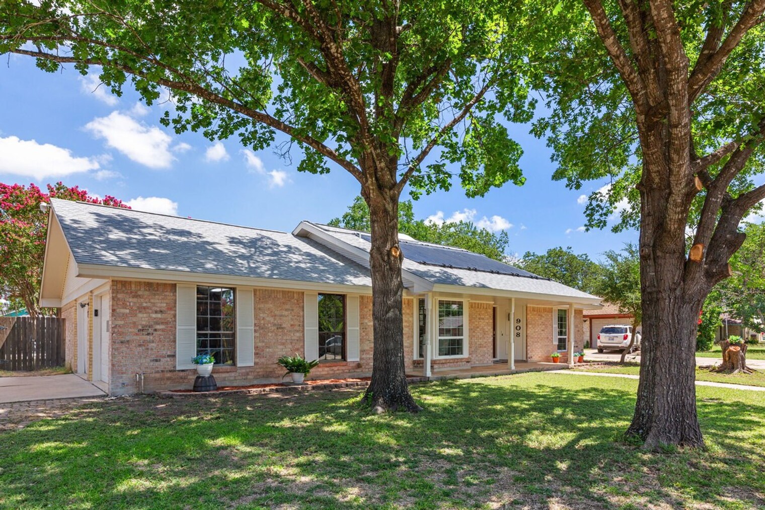 Building Photo - 908 Green Meadow Dr