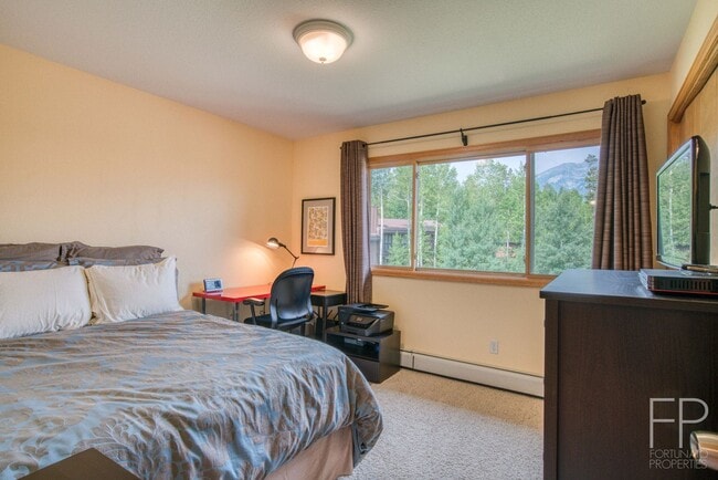 Building Photo - Top Floor and Updated Home with Great View...