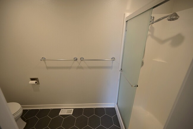 Building Photo - 3 bed 2 bath home near Carrie Blake Park, ...