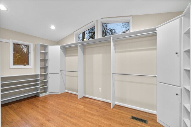 Building Photo - 4 Bed 3 Bath - Bethesda Single Family Home - Move In Ready