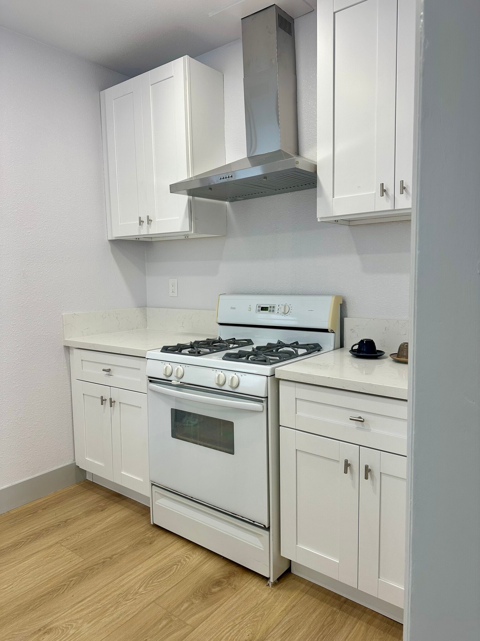 Kitchen - 1050 S Hayworth Ave