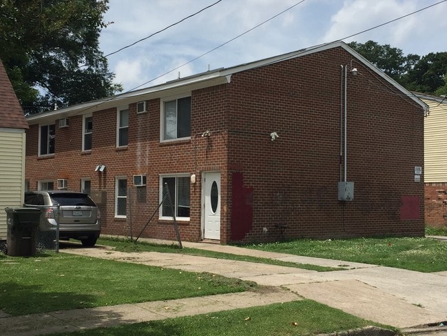 Front View - 6 UNIT APARTMENT BUILDING