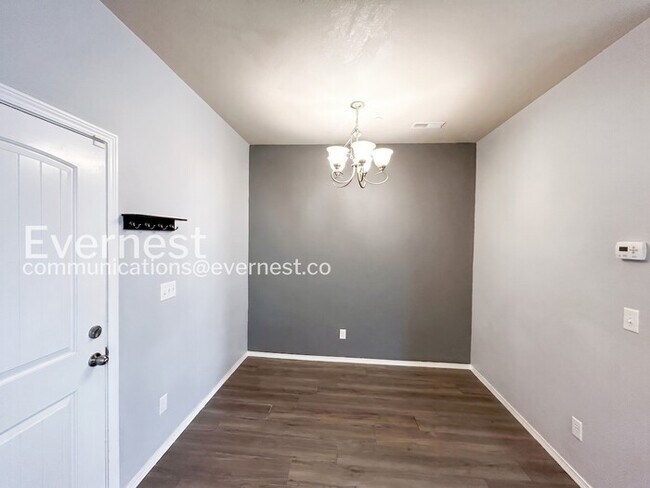 Building Photo - 3 Bed/2.5 Bath Townhome with Modern Amenities / Available Now!