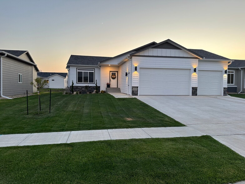 Primary Photo - 5513 S Dubuque Ave