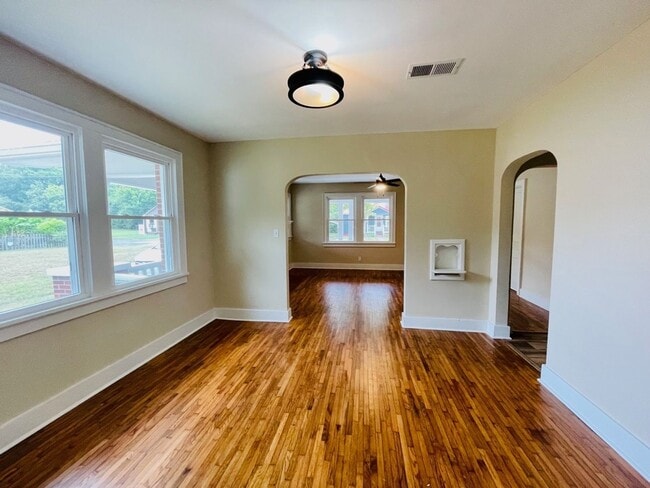 Building Photo - Section 8 Approved 3bedroom 1 Bath